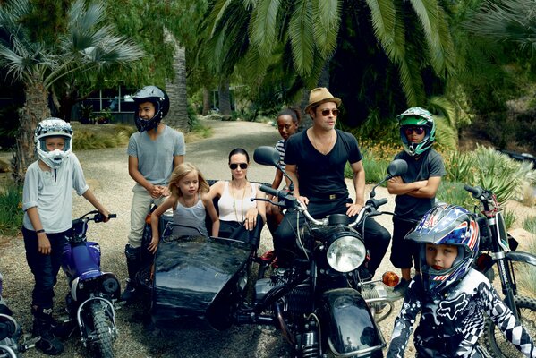 Анджелина Джоли и Брэд Питт с семьей на мотоцикле