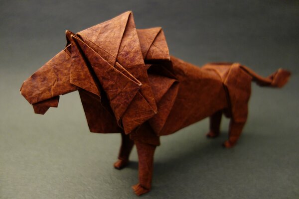 Origami en papier sous la forme d un Lion prédateur