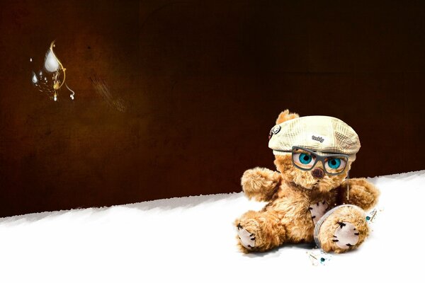 Peluche ours en peluche dans une casquette et des lunettes