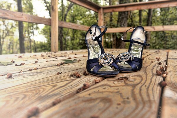 Sandales de soirée pour femmes sur la terrasse de campagne