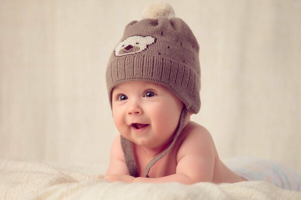 Piccolo bambino in un cappello carino sorridente