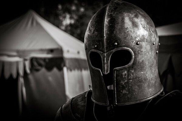 Chevalier en armure dans un camp de tentes