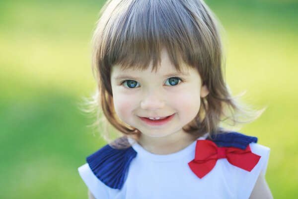 Bambina in natura sorridente