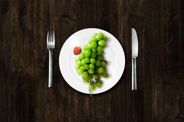 UVAS EN UN PLATO. CUBIERTOS: CUCHILLO Y TENEDOR