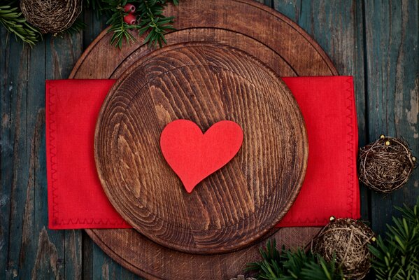 Decoración en forma de corazón en un plato de madera