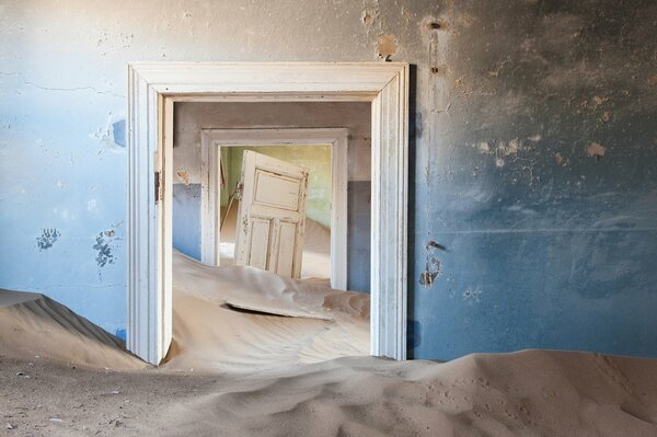 Sanddünen in einem Raum mit einer Tür und zwei Türöffnungen