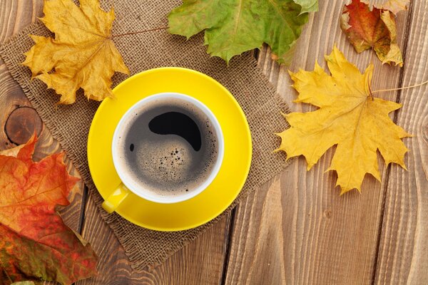 Taza de café amarilla hojas de otoño