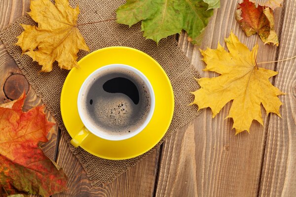 Tasse à café jaune feuilles d automne