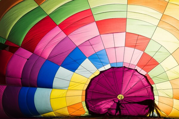 Большой разноцветный воздушный шар