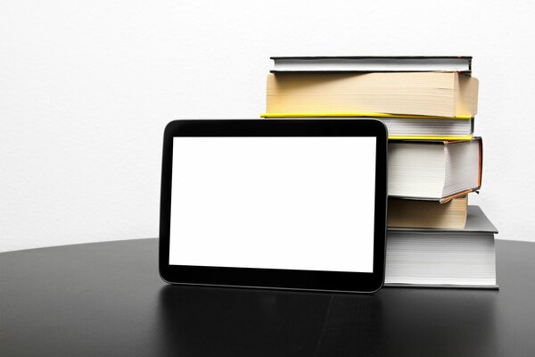 Image minimaliste. Tablette et livres sur la table