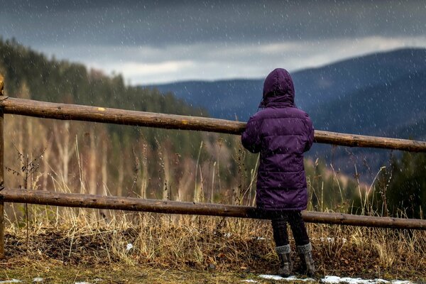 Jeune fille regarde ses perspectives dans le village