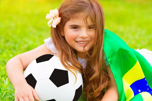 Fille ensoleillée sur le terrain de football