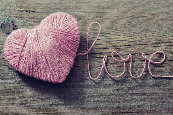 Corazón de hilo de tejer con letras de amor