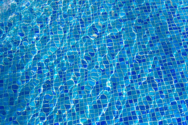 L eau dans la piscine de couleur bleue comme eau de mer