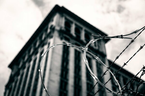 Fil de fer barbelé sur le fond d un bâtiment à Detroit