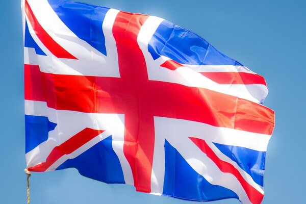 Die britische Flagge entwickelt sich im Wind bei Tageslicht