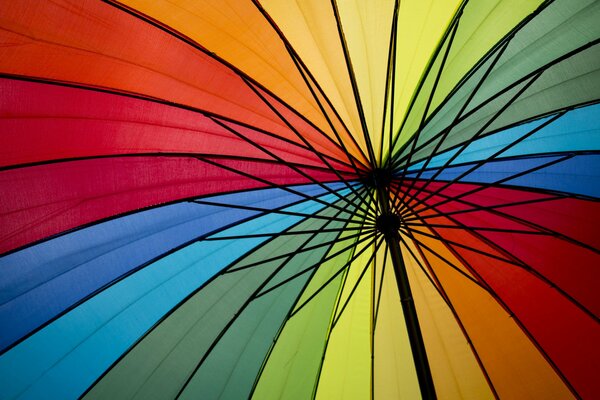 Parapluie d été lumineux arc-en - ciel dans les couleurs de l arc-en-ciel