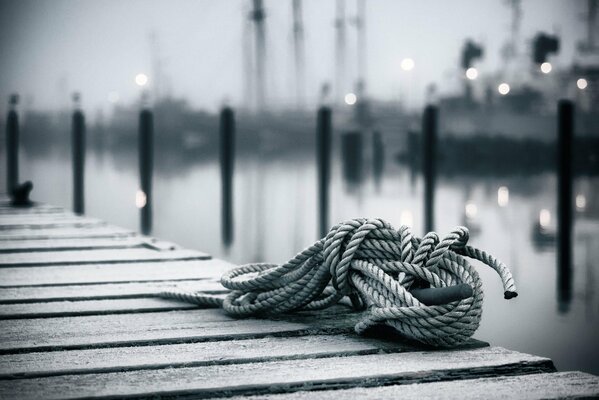 Corde sur un quai en bois dans le port