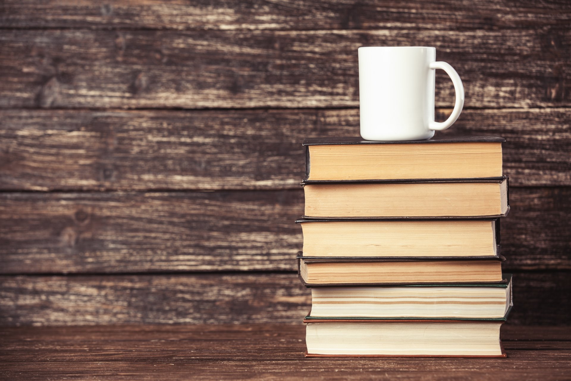 madera libros objetos taza