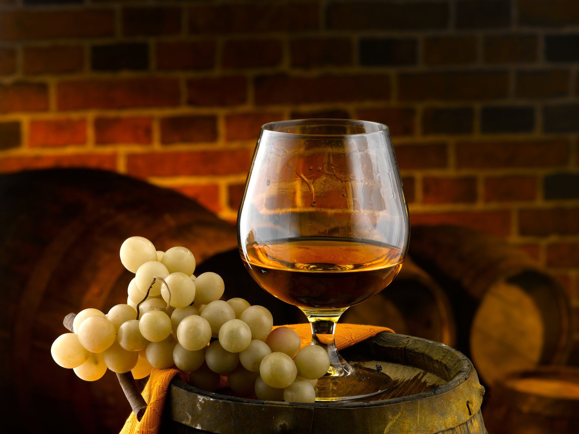 fässer glas cognac trauben