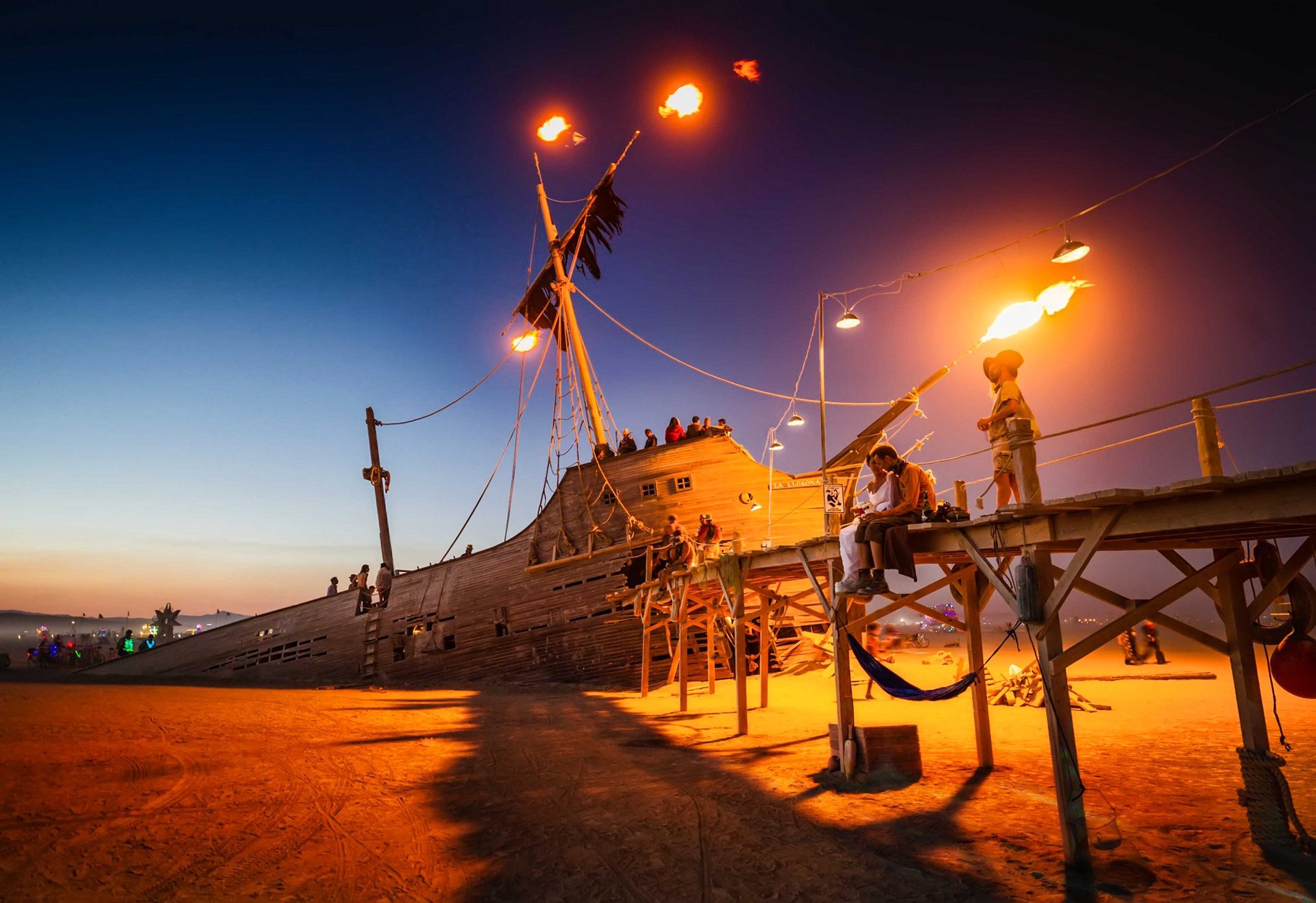 burning man - nevada états-unis art art gens lumières navire ciel bateau pirate