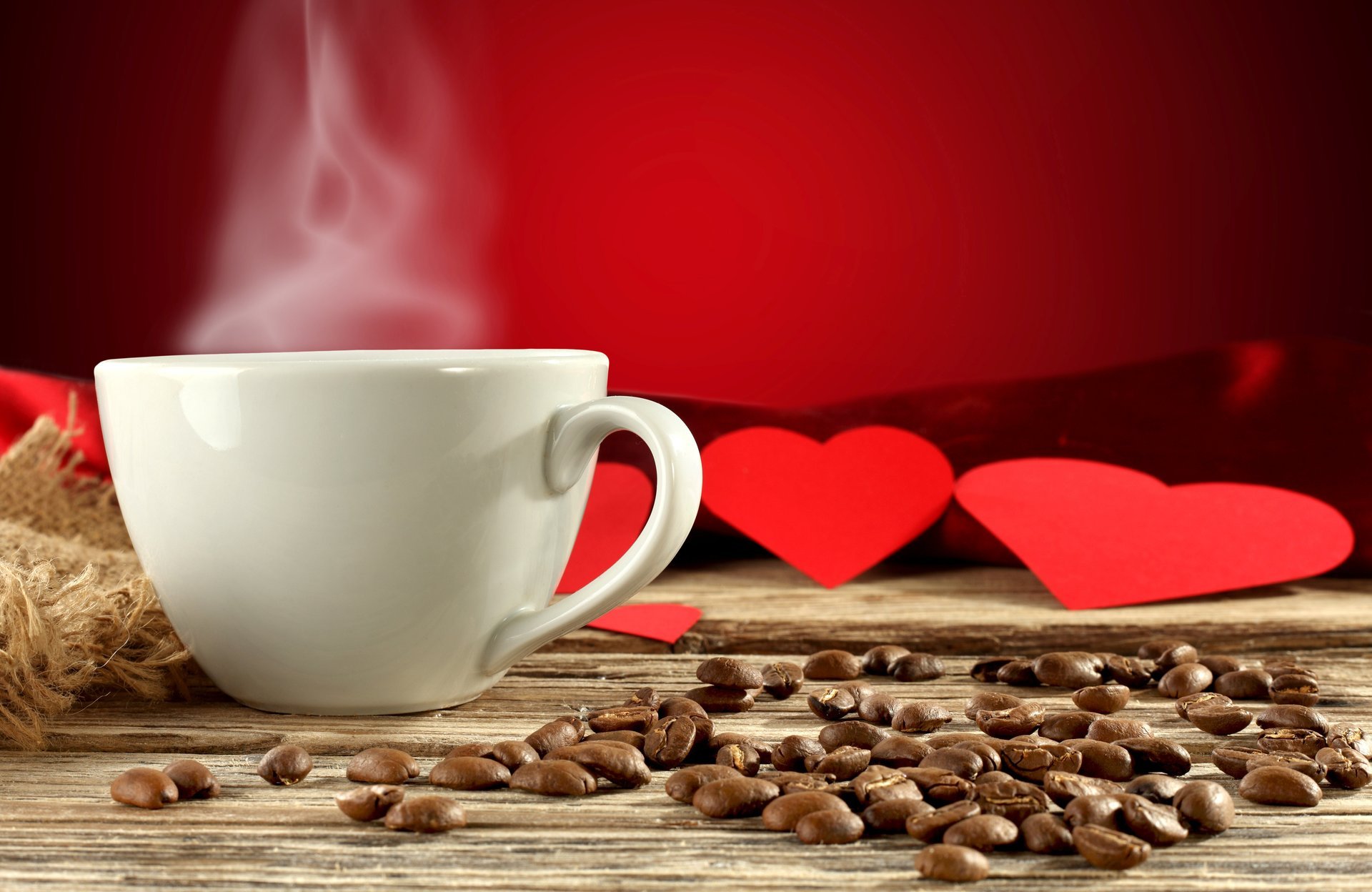 tasse weiß trinken dampf kaffee herz herzen herzen rot hintergrund