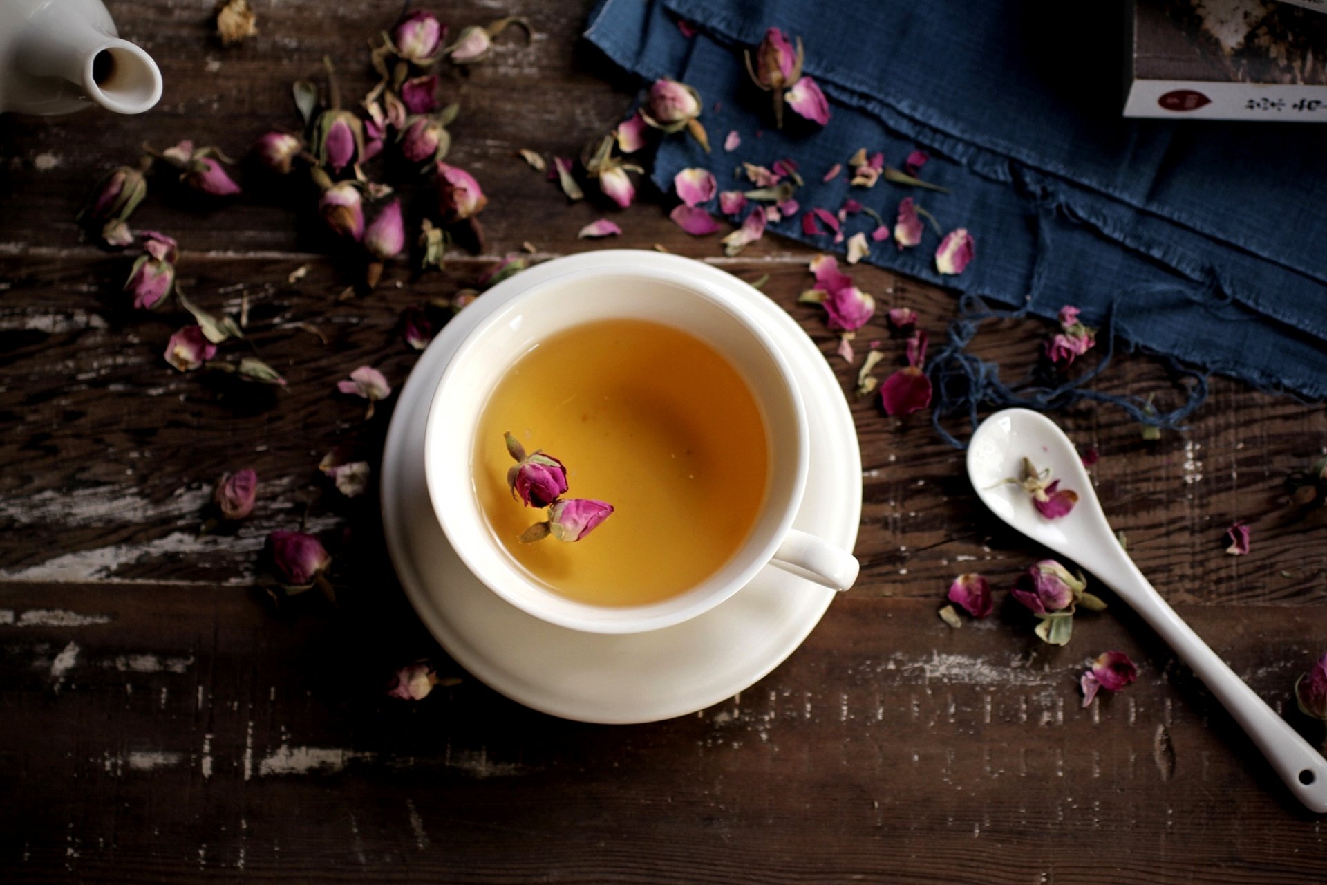 tè piattino tazza cucchiaio bianco rosa rosa secca