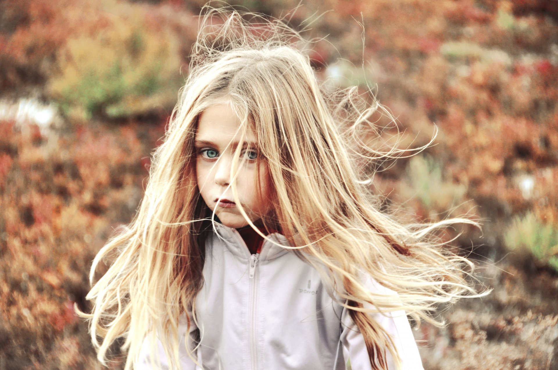 niña mirada viento