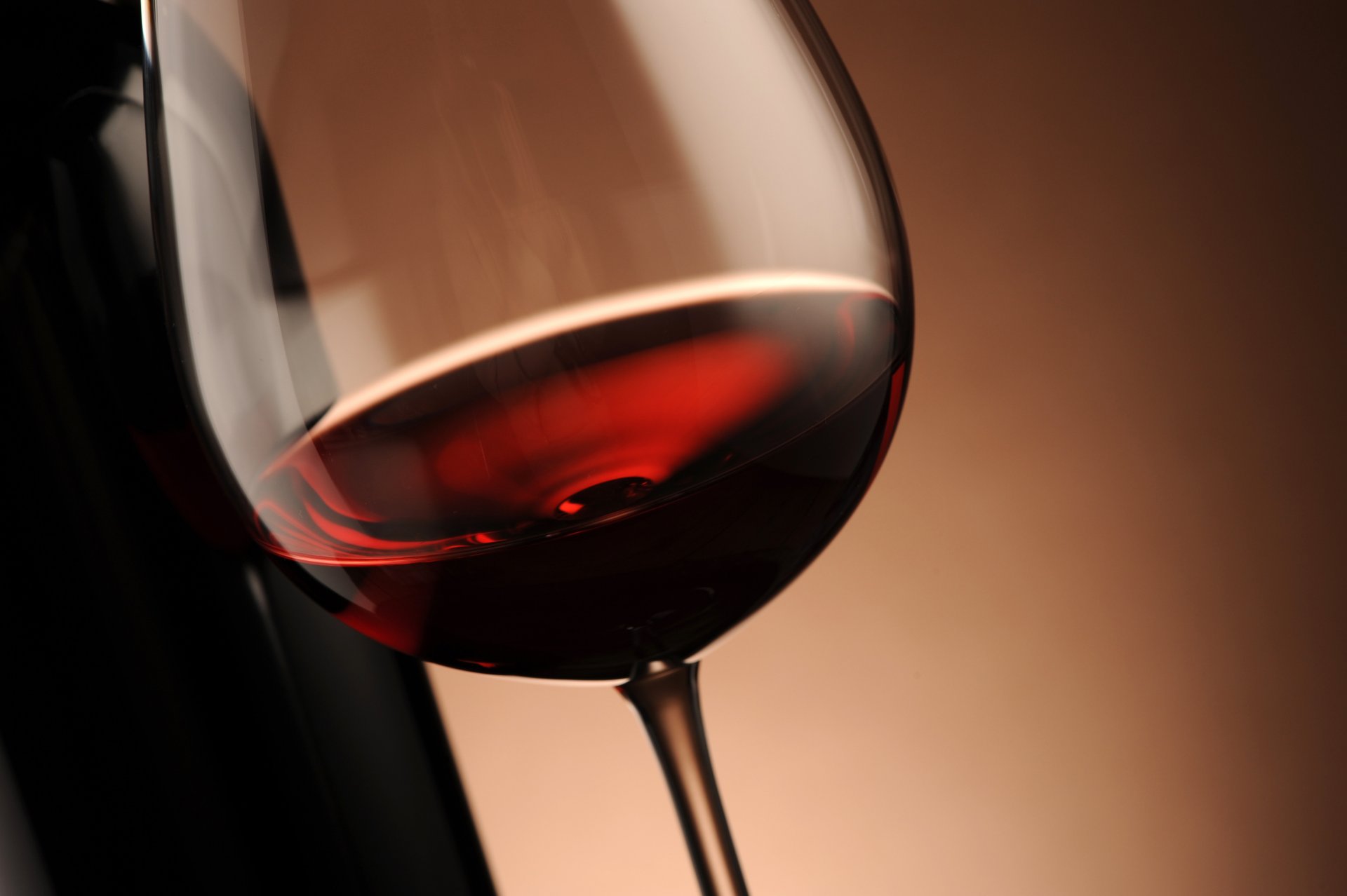 wine red glass glass reflection bottle macro