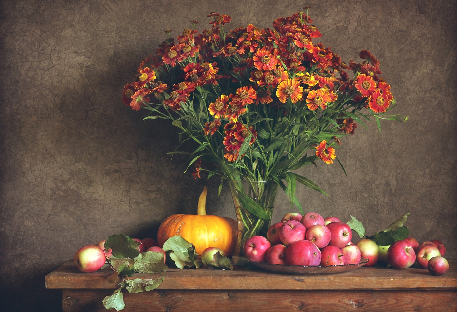 natura morta fiori mele zucca autunno