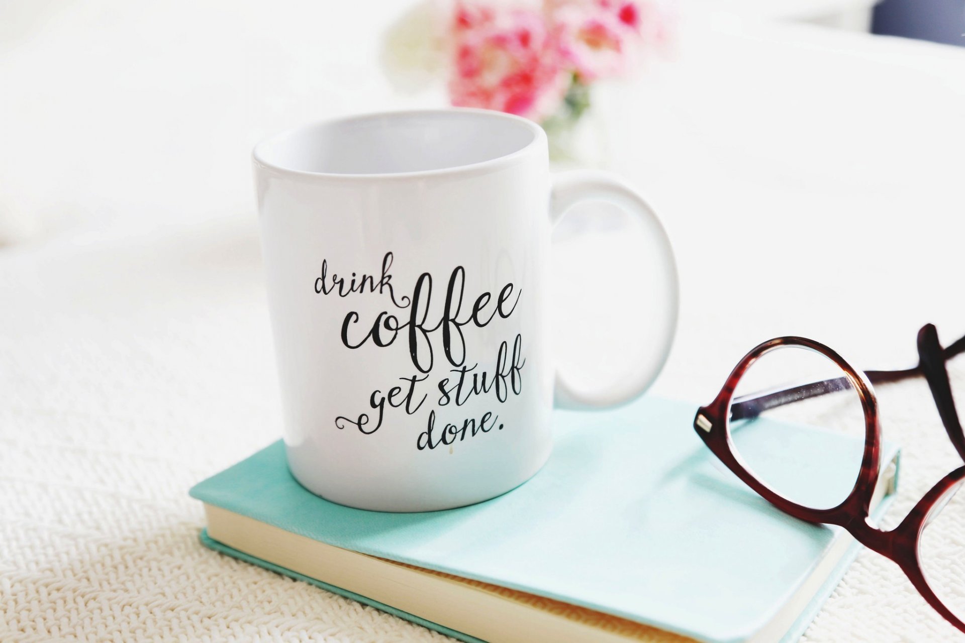taza café gafas ramo flores libro vasos