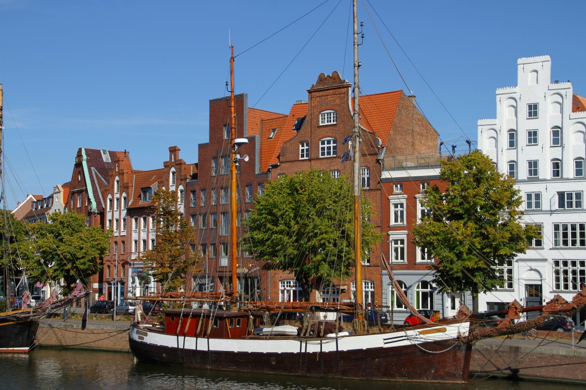 lübeck germania lubecca barca a vela galeas lungomare edifici