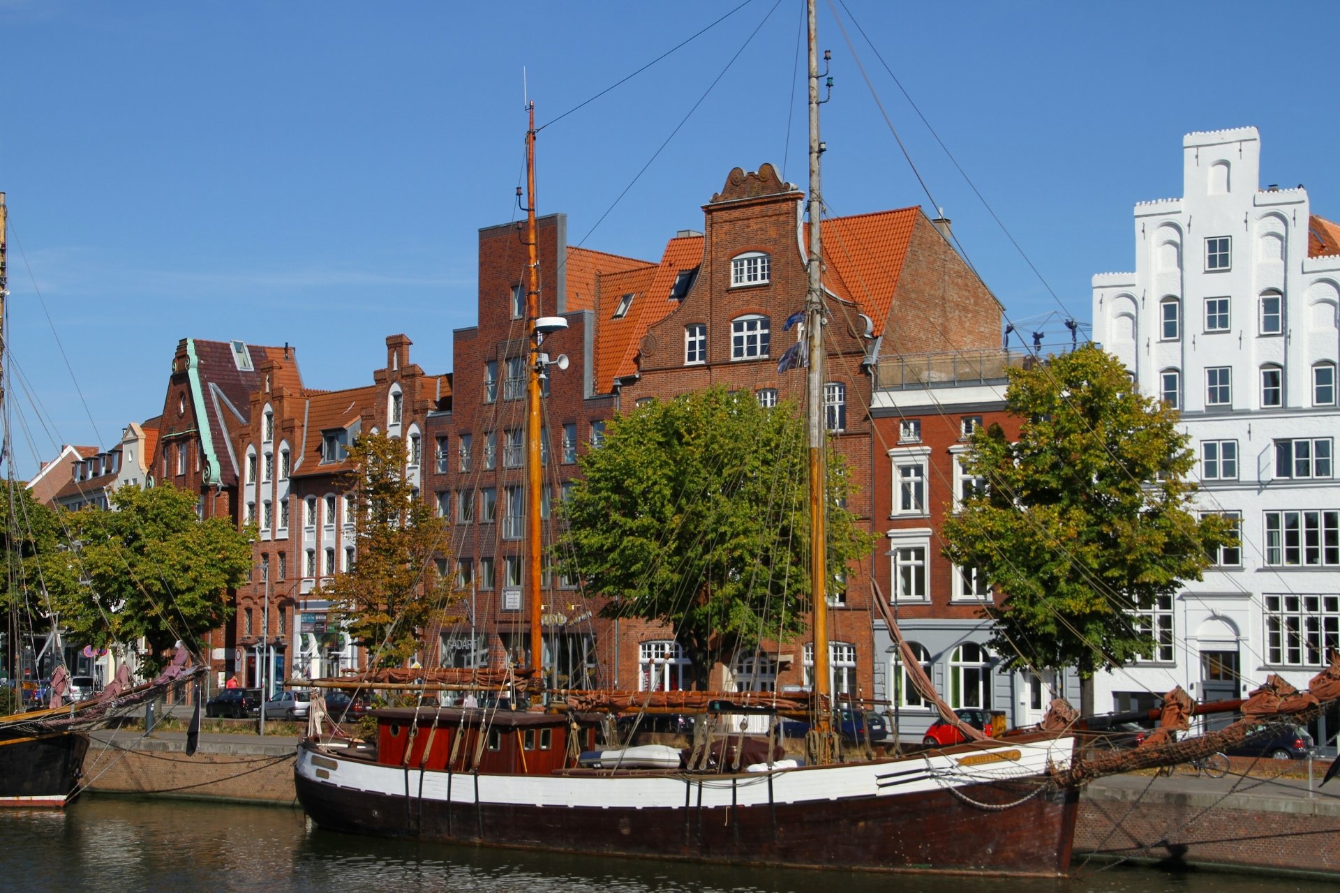lübeck германия любек парусник галеас набережная здания
