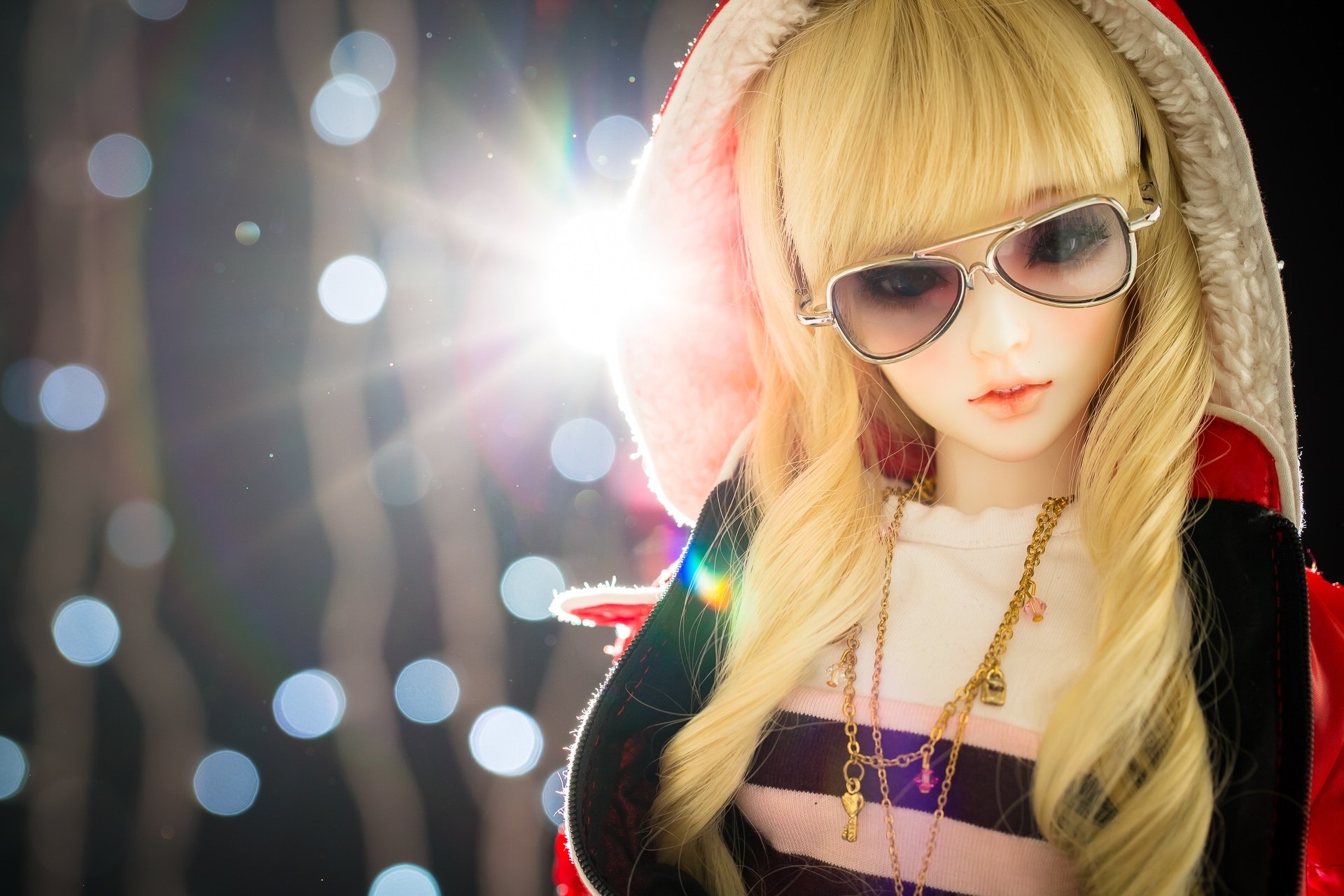 juguete muñeca gafas pelo rizos capucha
