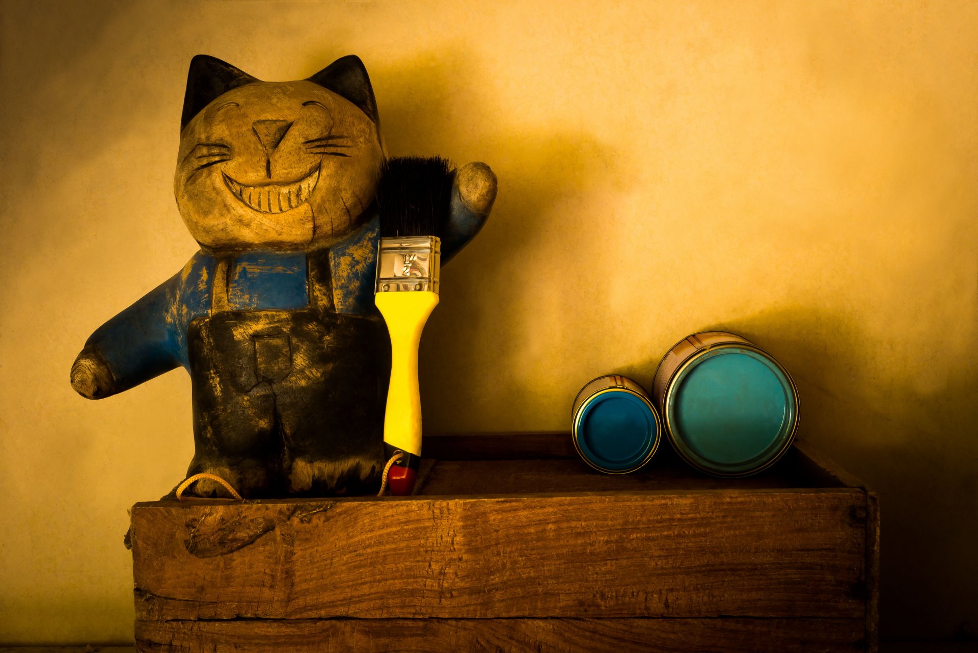 gatto kotyara baffi zampe coda figura giocattolo pittore pennello lattine vernice il nostro pittore intonacatore ha provato molte trame positivo sfocatura bokeh carta da parati