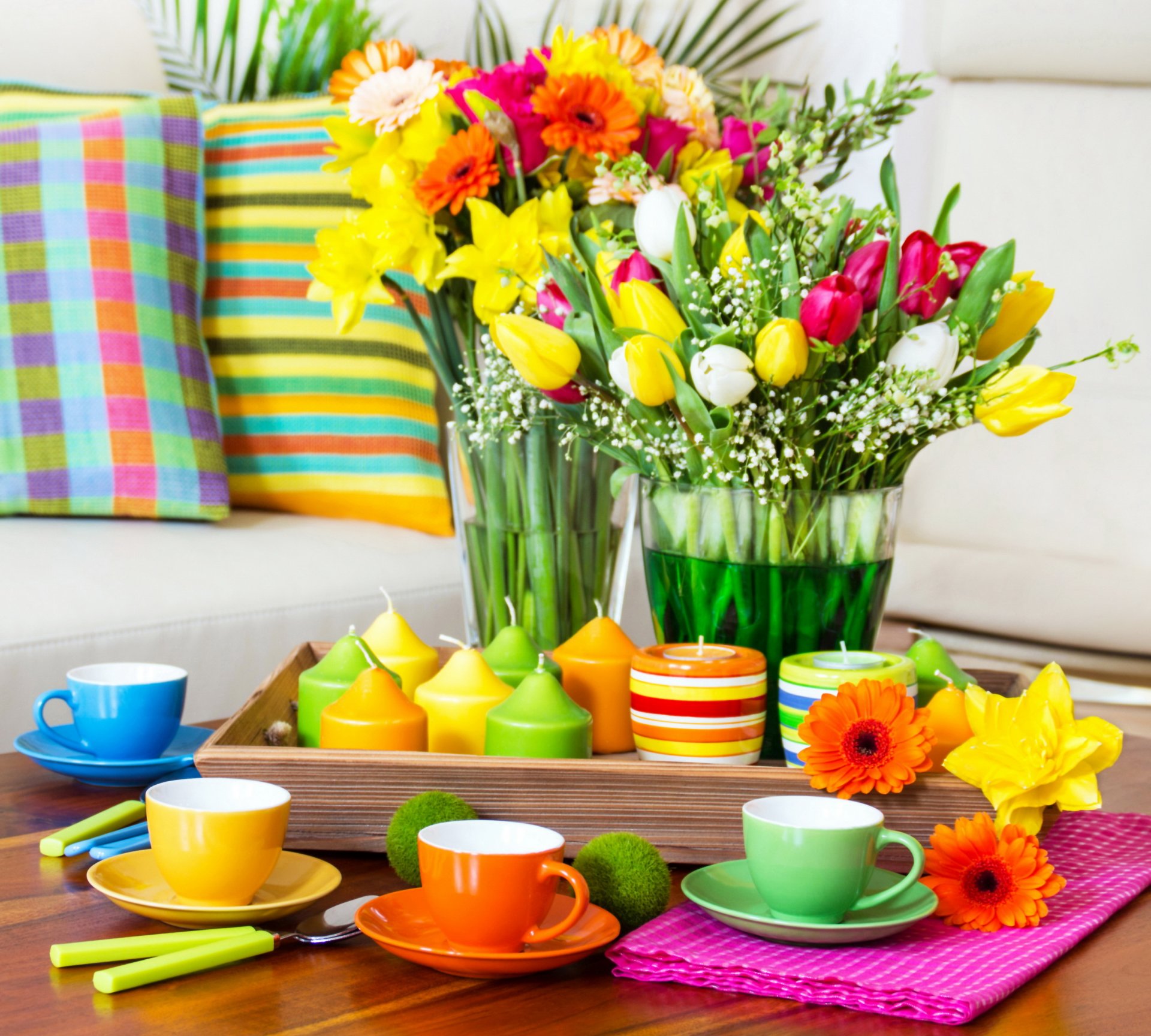 colorido arreglo servicio flores tazas velas multicolor tulipanes almohadas servilletas mesa