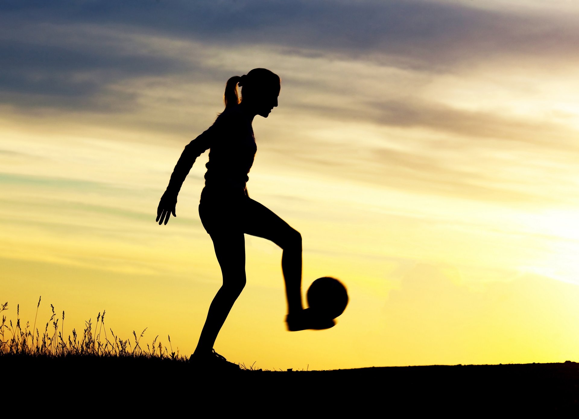 silhouette homme matin dynamique échauffement football professionnel freestyle athlète féminine courir jongler balle nature aube beau fond fond d écran