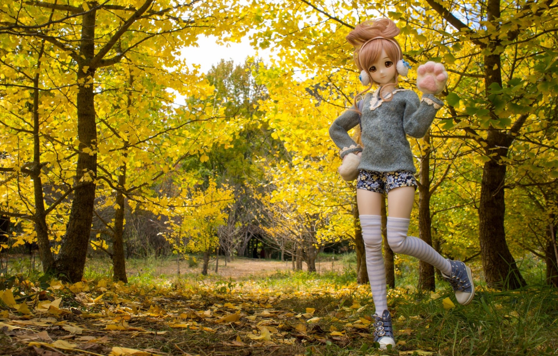 muñeca juguete árboles hojas otoño naturaleza