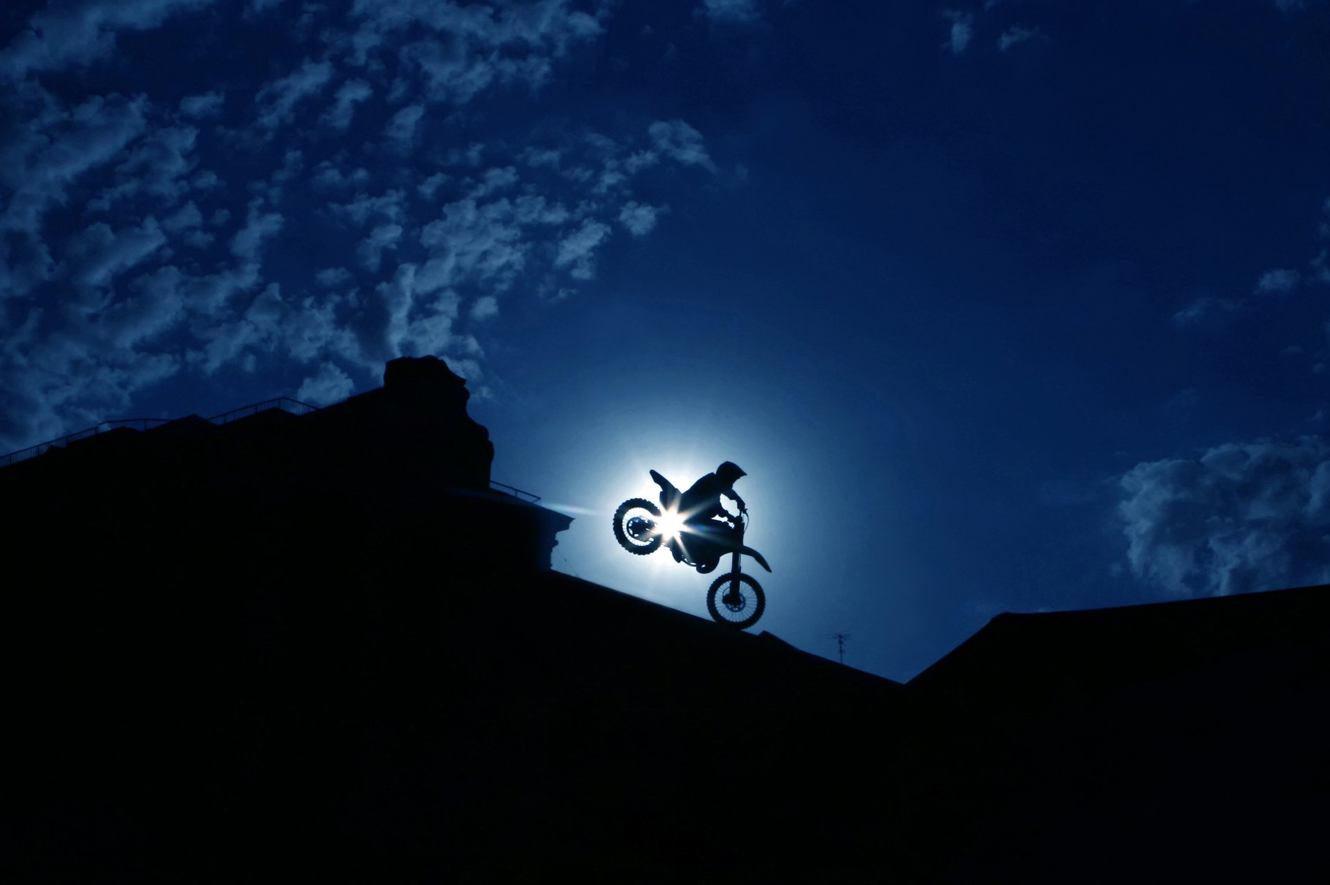 silhouette mann rennfahrer moto extrem fahrrad biker spektakulär geschickt manöver stunt nacht stadt himmel wolken schöner hintergrund tapete