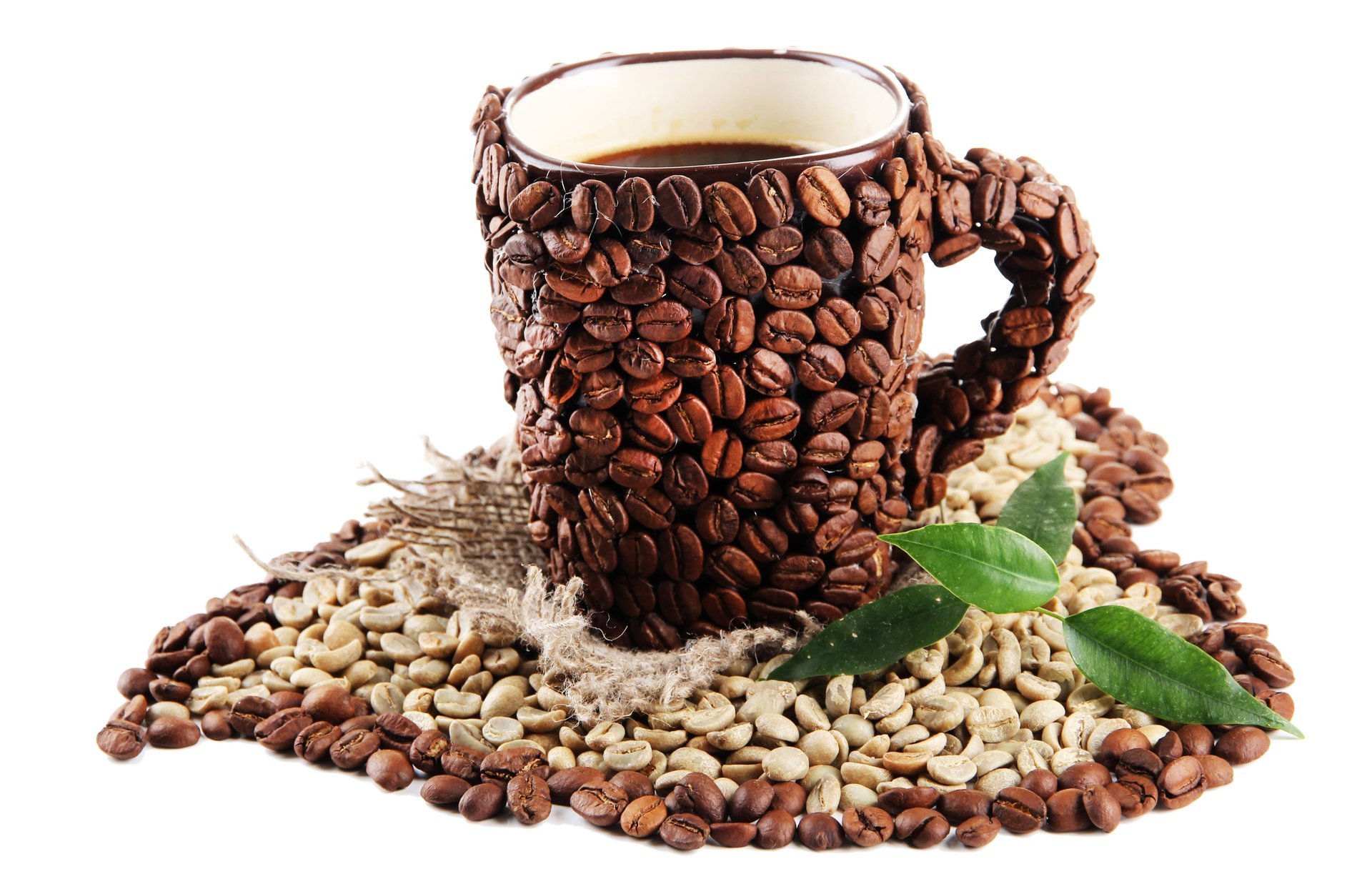 caffè grano tazza penna cuore sfondo bianco