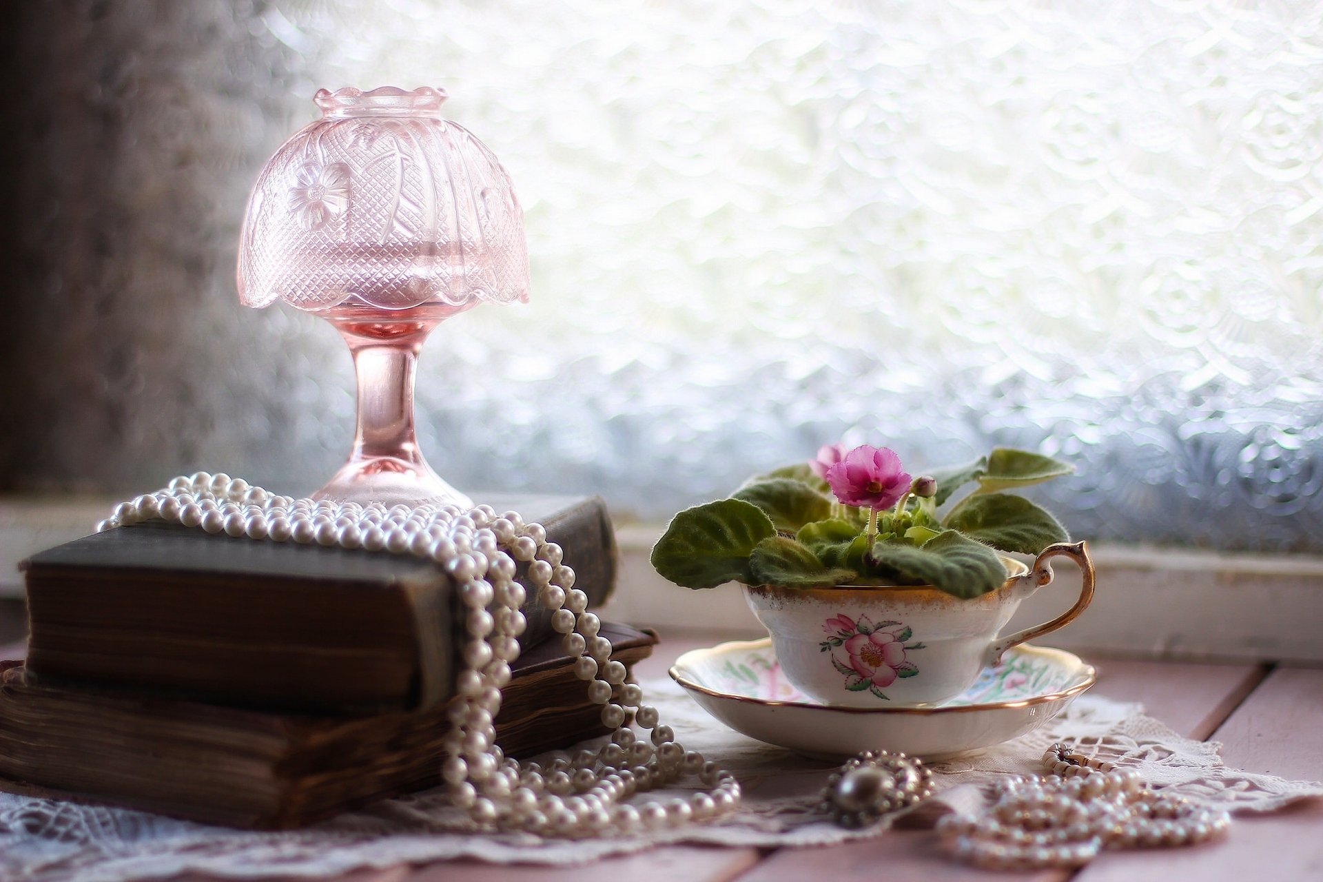 perline perle decorazione libri lampada fiore saintpaulia viola tazza vintage still life