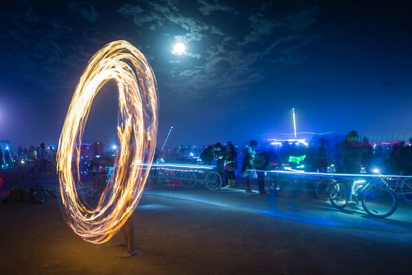 Spectacle de feu sous les lumières bleues