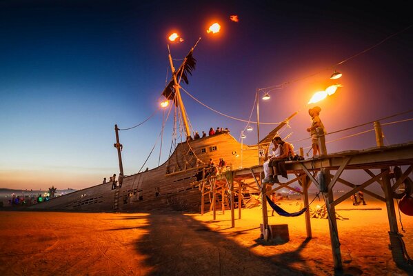 Au coucher du soleil, naufrage d un navire avec un mât en feu et des personnes sur le pont