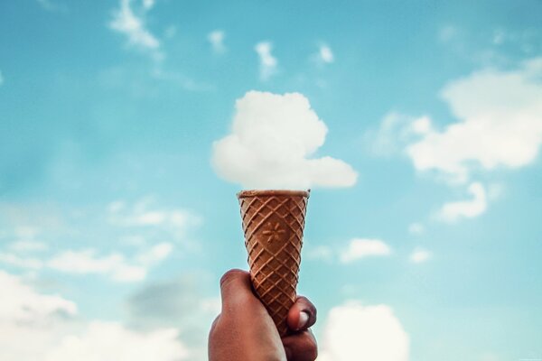 Kremowe lody w rożku, jak chmura
