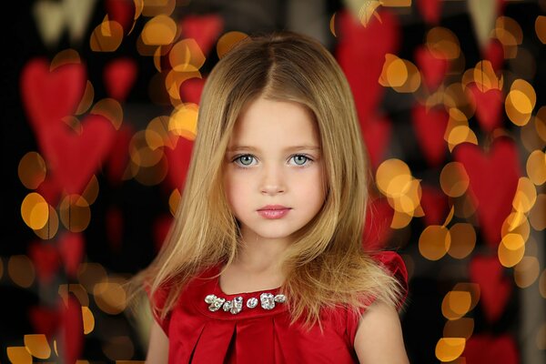 Fille magnifiquement maquillée et habillée
