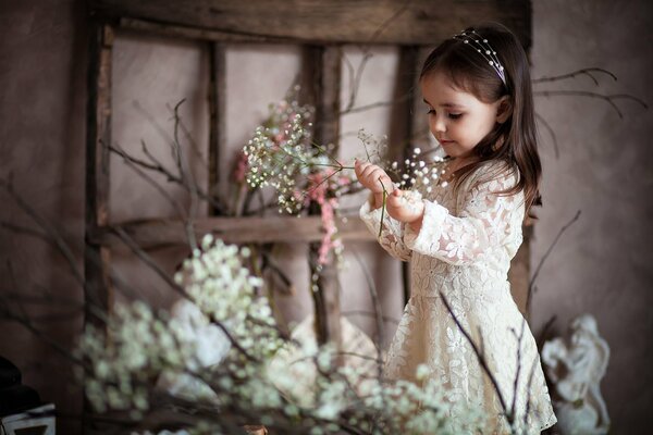 Bella ragazza con fiori in mano