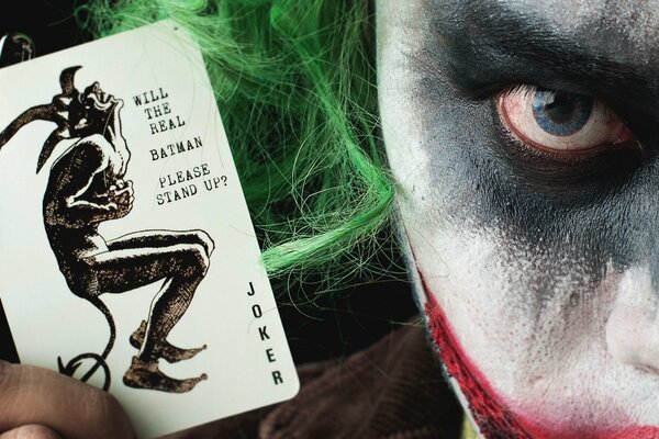 La mirada del Joker sosteniendo la carta consigo mismo