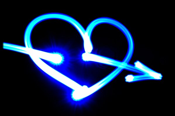 Corazón de neón con flecha de Cupido