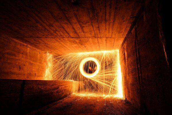 Chispas blancas de fuegos artificiales en el túnel