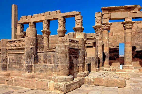 Sotto il sole cocente dell Egitto, la storia stessa ci guarda